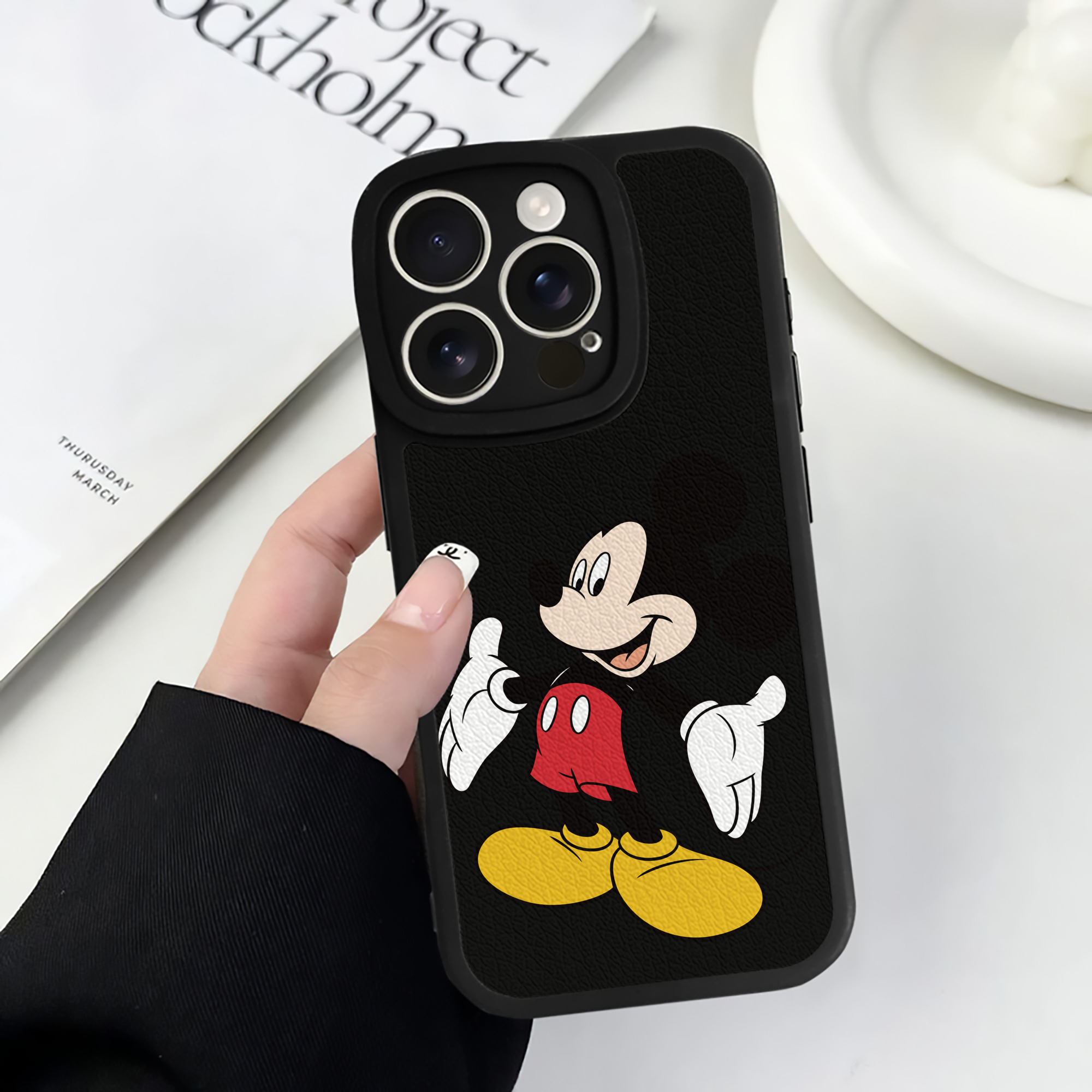 （画像用） ミッキーマウス Mickey Mouse 【iPhone 16シリーズ対応】シリコンスマホケース（レザー調） 材質：シリコン